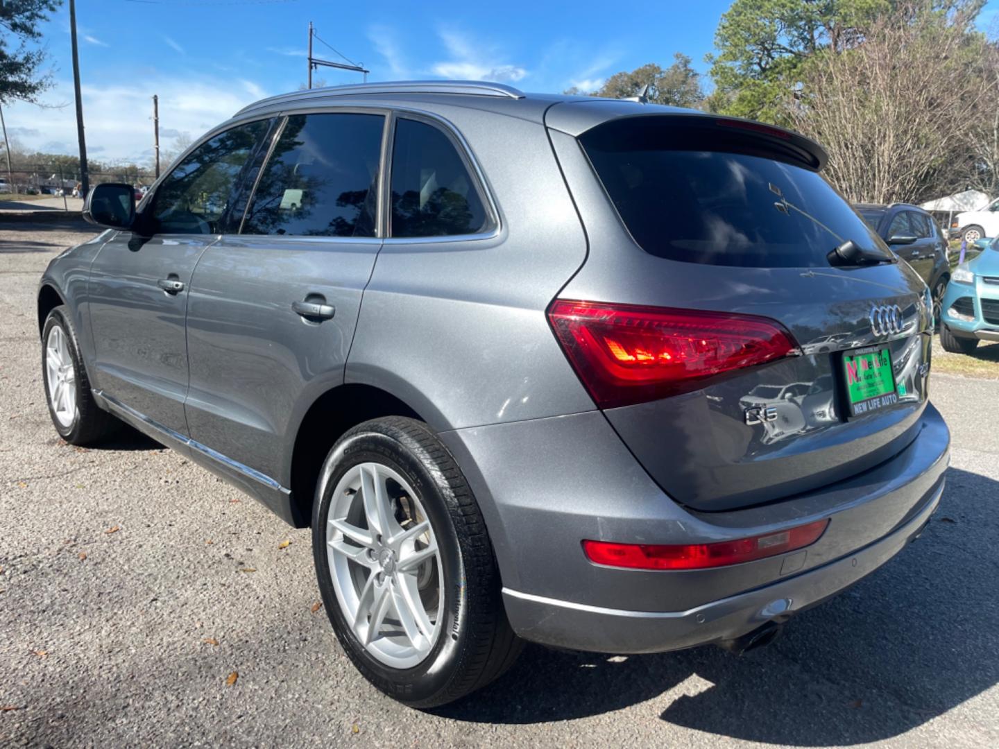 2013 GRAY AUDI Q5 PREMIUM PLUS (WA1LFAFP1DA) with an 2.0L engine, Automatic transmission, located at 5103 Dorchester Rd., Charleston, SC, 29418-5607, (843) 767-1122, 36.245171, -115.228050 - Photo#4